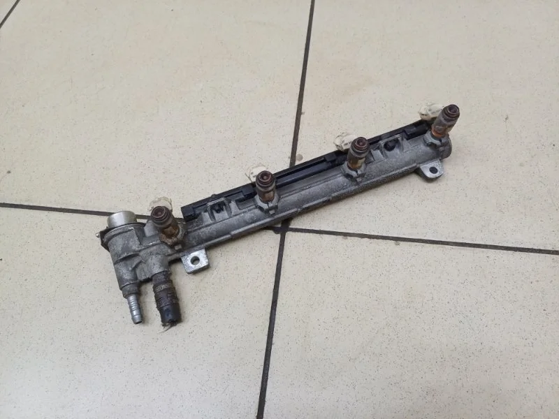 Топливная рейка (рампа) Skoda Octavia 2008 036133319 A4 1.4 BCA MT