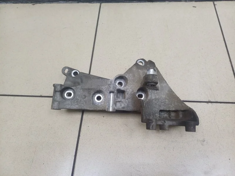 Кронштейн генератора Renault Duster 2013 8200473400 1 1.6 K4MA606 4WD