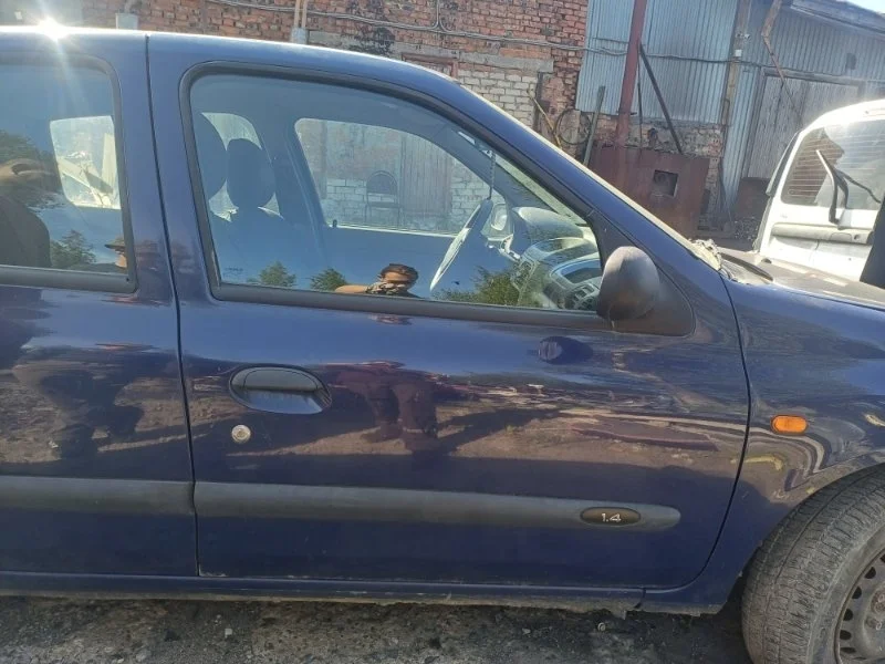 Дверь Renault Symbol 2003 7751472476 1.4 K7JA700, передняя правая