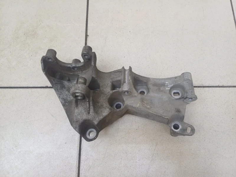 Кронштейн генератора Renault Duster 2014 8200473400 1.6 K4M842 MT 2WD