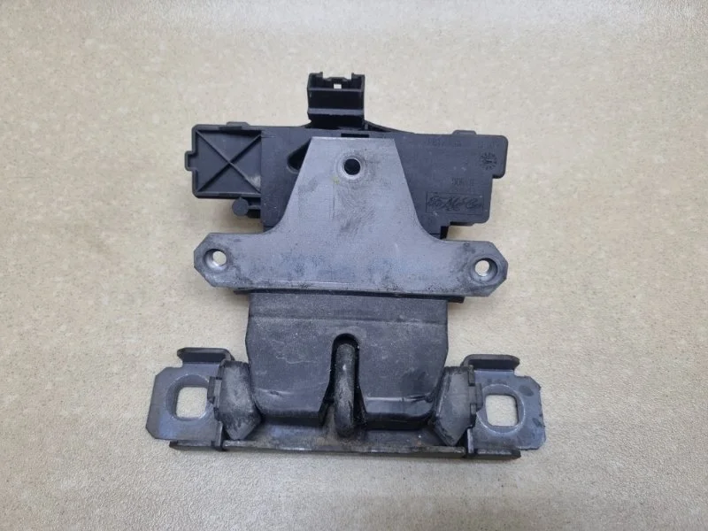Замок багажника Ford Focus 2005 1570448 ХЭТЧБЕК 1.4 ASDA
