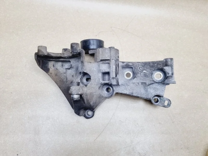 Кронштейн генератора Renault Duster 2013 8200473400 1.6 K4MA606 4WD