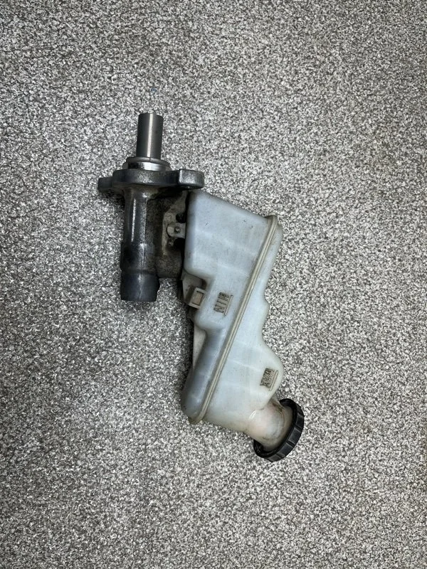 Главный тормозной цилиндр Kia Rio 2012 585104L100 3 1.6 G4FC MT