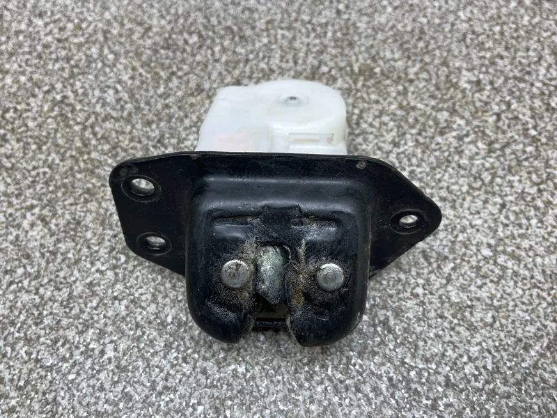 Замок багажника Nissan Juke 2011 90502EN00A 1.6 HR16DE MT