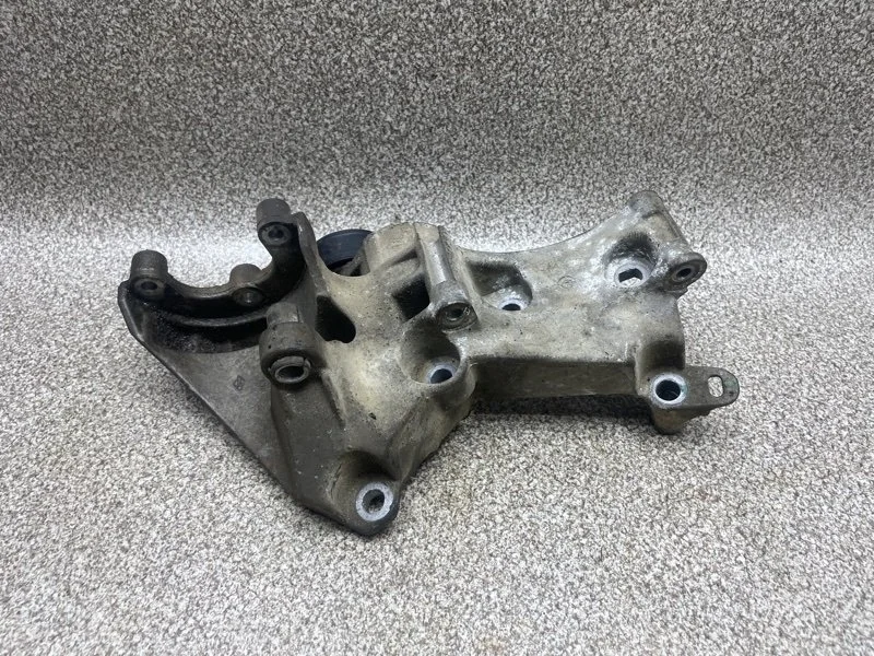 Кронштейн генератора Renault Duster 2015 8200473400 1 1.6 K4M606 МТ