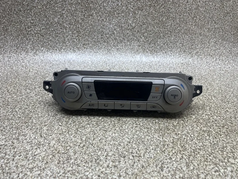 Блок управления отопителем(климат-контролем) Ford Focus 2008 1698893 1.8 QQDB MT