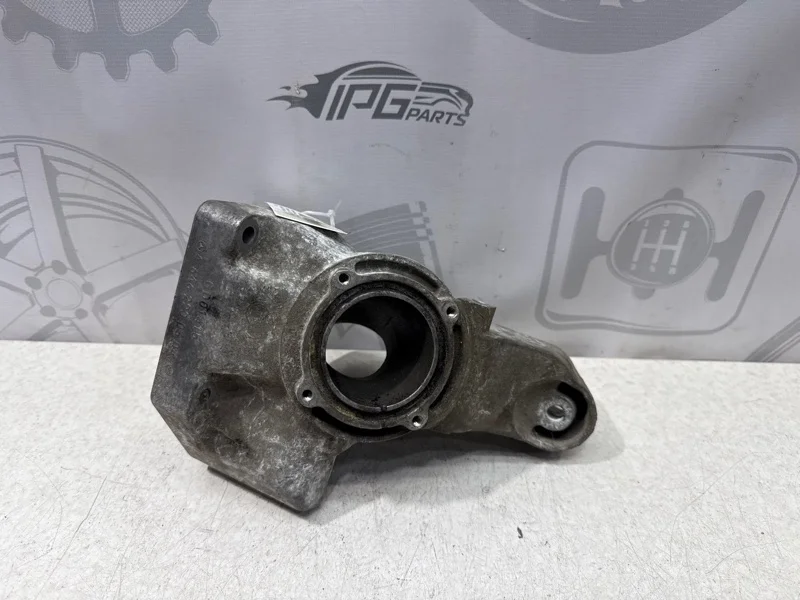 Кронштейн двигателя левый Mercedes-benz W204