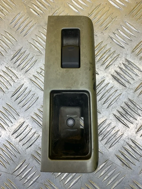 Кнопка стеклоподъемника заднего левого Nissan Pathfinder (R51M) 2004-2013 2006 25411EA00A ВНЕДОРОЖНИК 2.5 D YD25DDTI