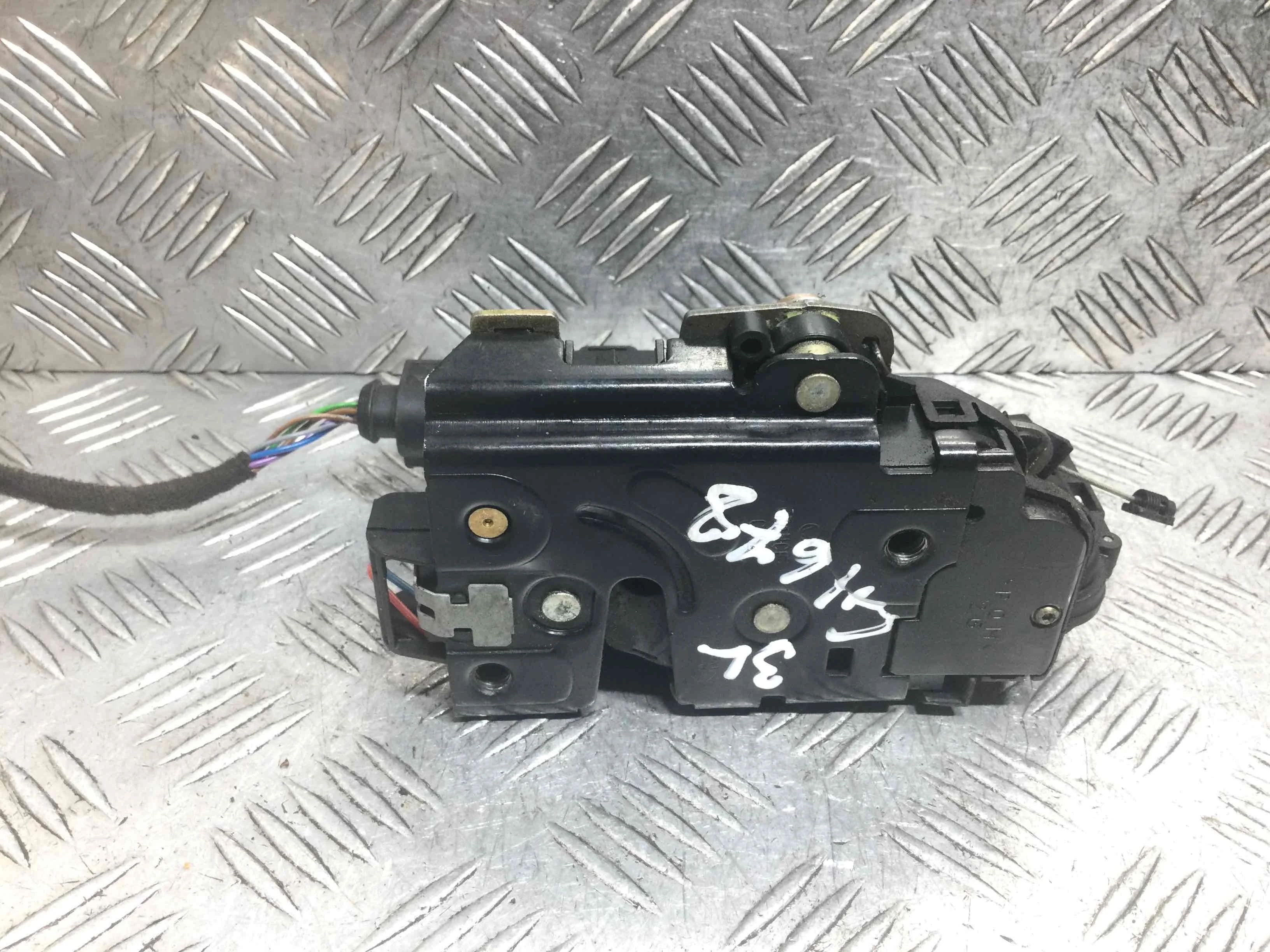 Замок двери задней левой Volkswagen Golf 4 поколение (1997-2004) бензин 1.6 i Автомат 5-дв, х/б