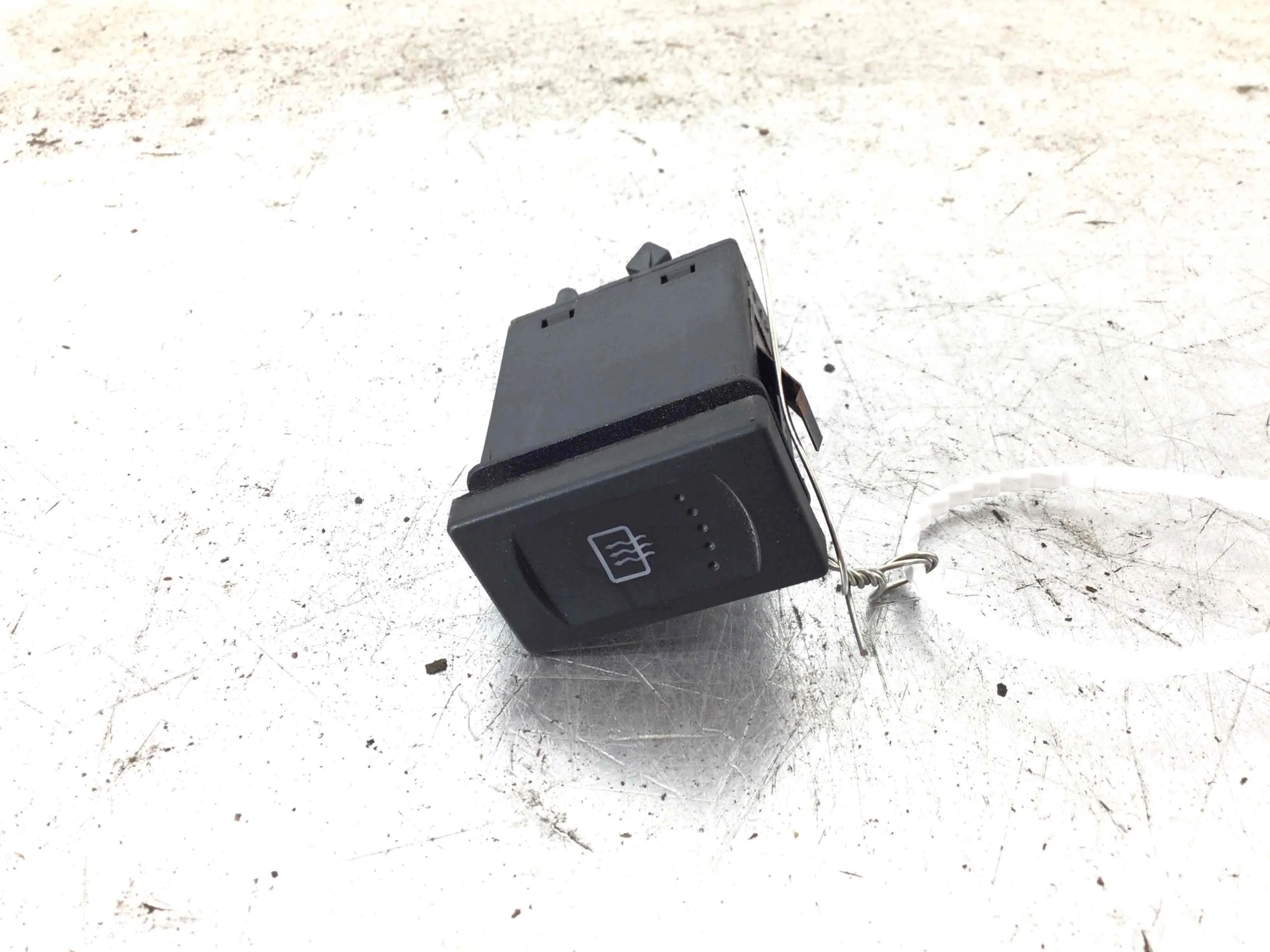 Кнопка подогрева заднего стекла Volkswagen Passat B5 (1996-2000) бензин 1.6 i Механика Универсал