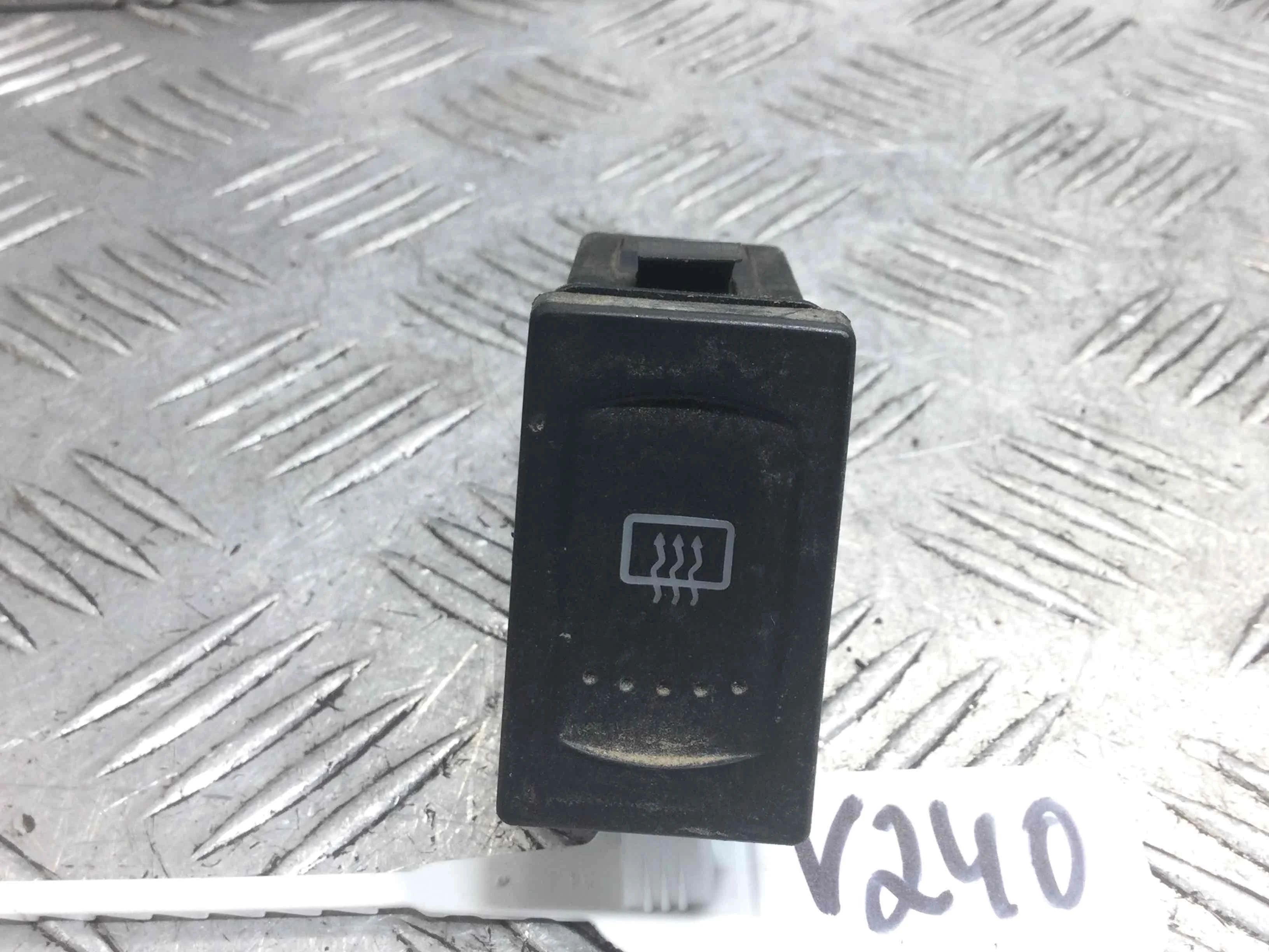 Кнопка подогрева заднего стекла Volkswagen Passat B5 (1996-2000) бензин 1.8 i Механика Универсал