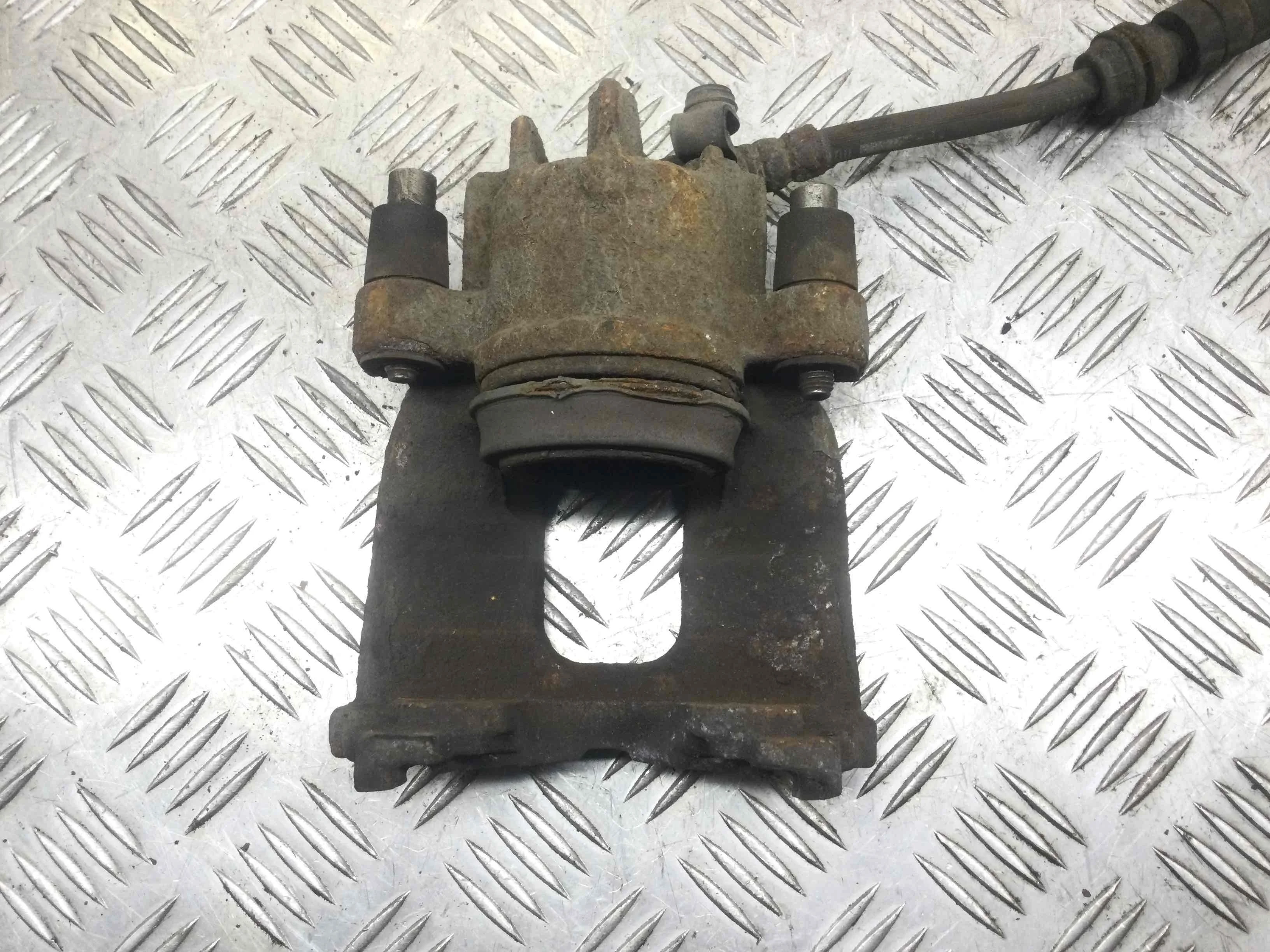 Суппорт передний правый Ford Focus 1 поколение [рестайлинг] (2001-2005) бензин 1.6 i Механика Универсал