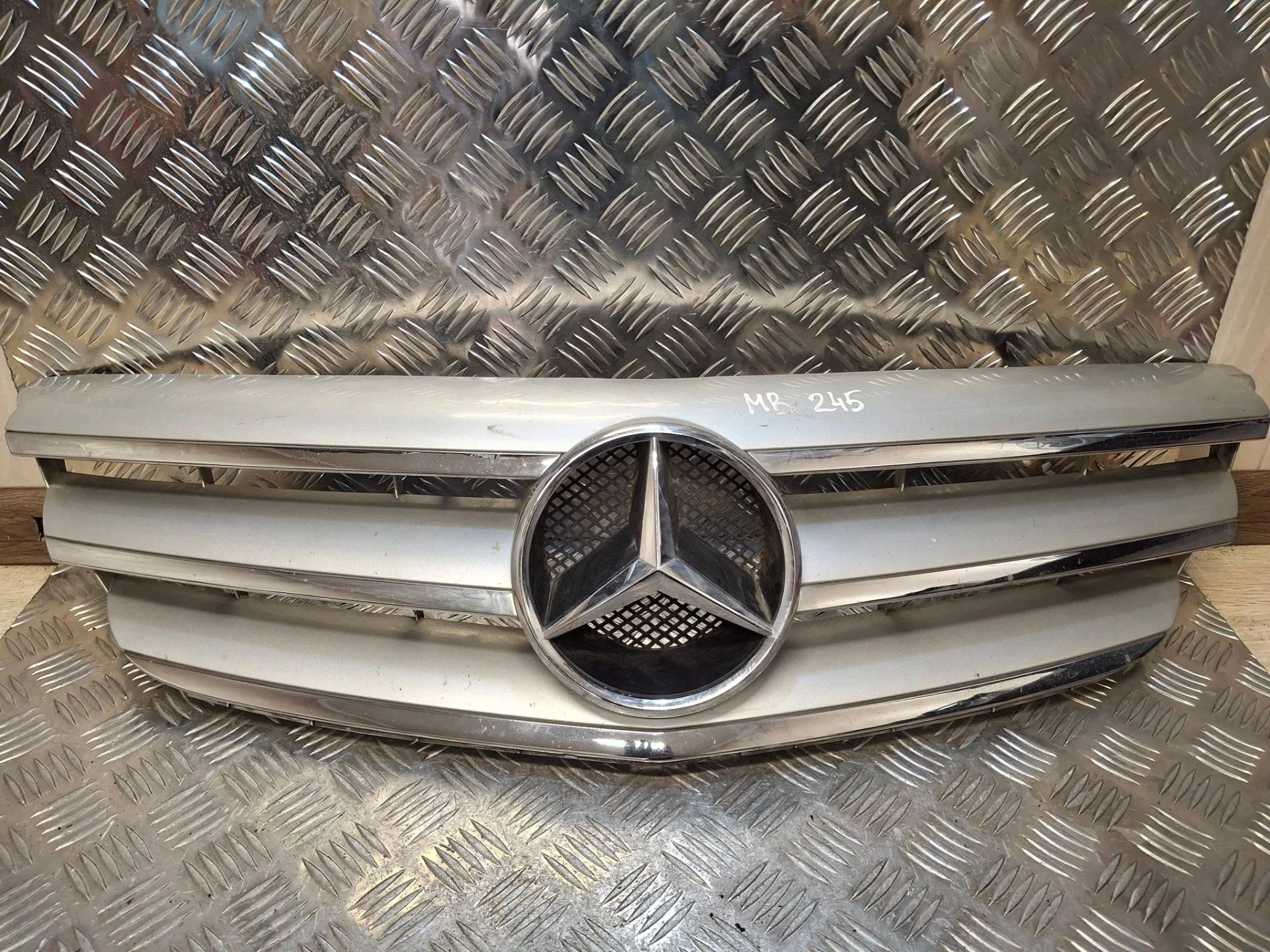 решетка радиатора Mercedes-Benz B W245   серый