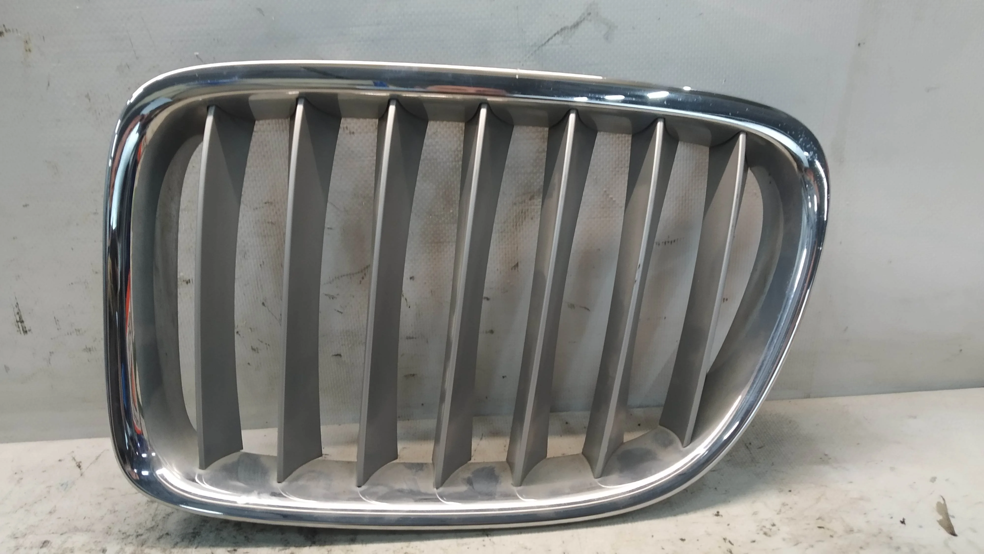 РЕШЕТКА РАДИАТОРА BMW X1 E84 ЛЕВАЯ 51112993305 DY323Z