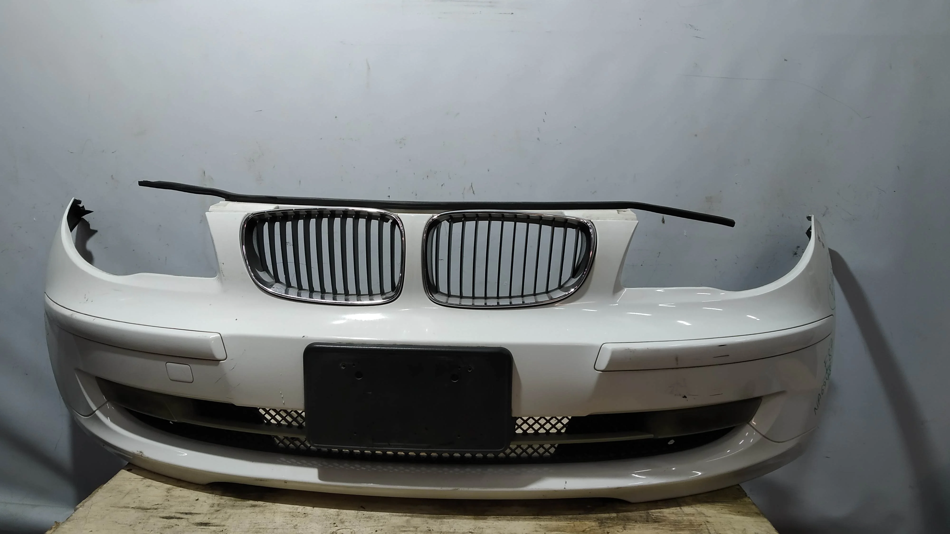 БАМПЕР BMW 1-SERIES E81 E87 51117185125 2 МОДЕЛЬ ПЕРЕДНИЙ белый NA6948Z