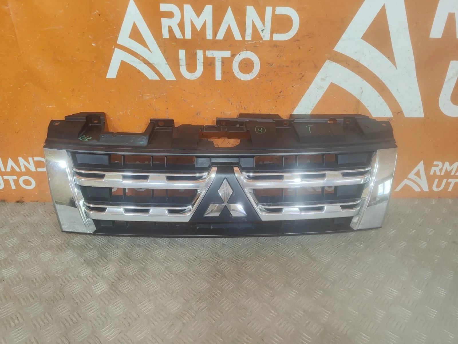 Решетка радиатора Mitsubishi Pajero 2011-2014