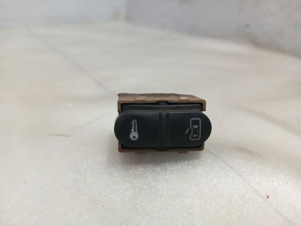 Кнопка центрального замка VOLKSWAGEN GOLF 4