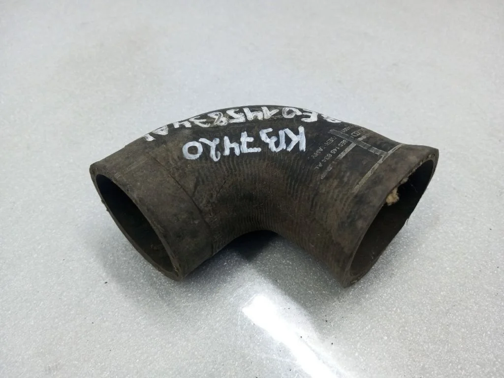 Патрубок воздушный AUDI A4 B7 Нижний