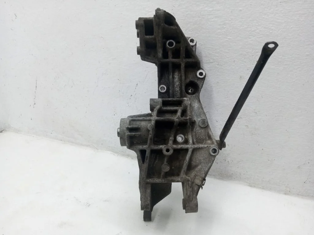 Кронштейн генератора VOLKSWAGEN PASSAT B5 1.8 APU