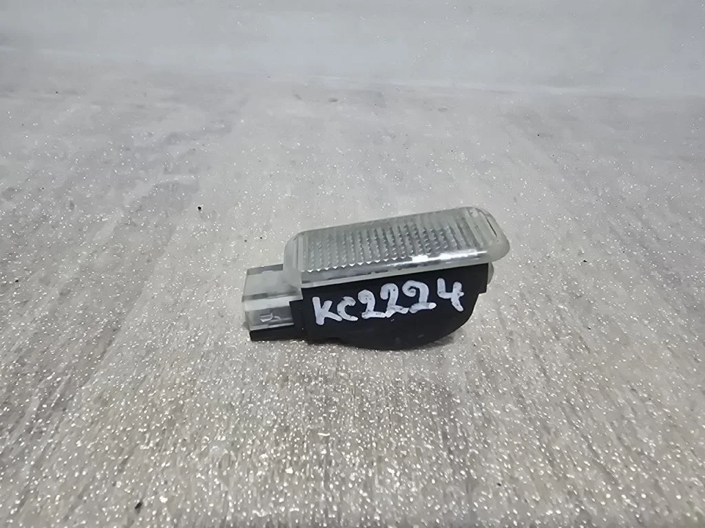 Плафон освещения AUDI A3 8V бардачка