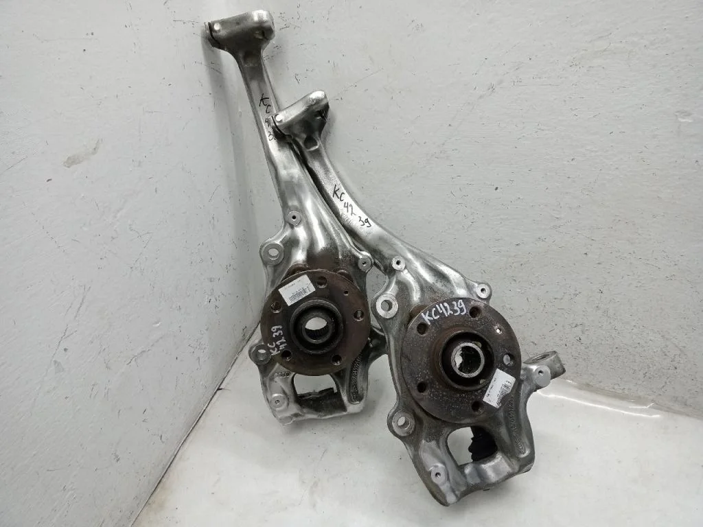 Кулак поворотный AUDI A4 B8 Передний правый