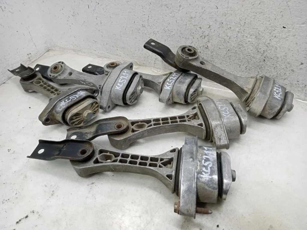 Подушка кпп AUDI A3 8L Нижняя