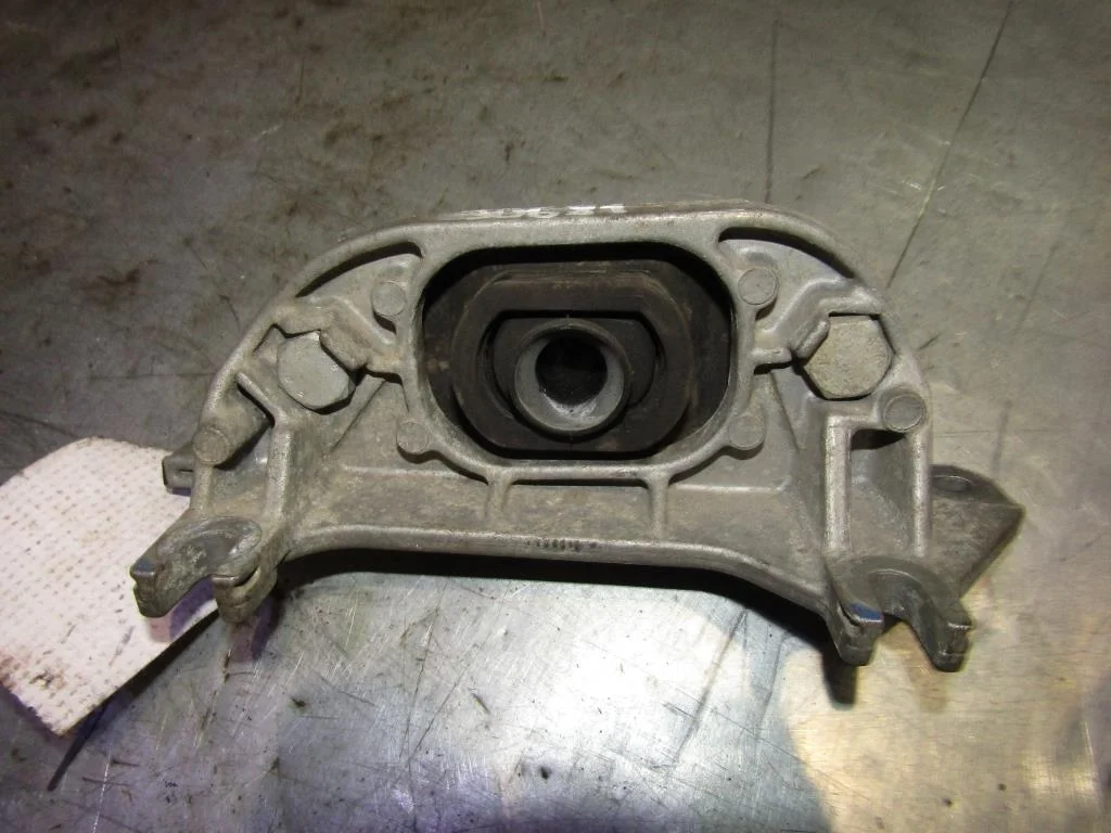 Кронштейн опоры КПП Renault Logan 2005-2014  [8200216113]  K7MF710 в Вологде