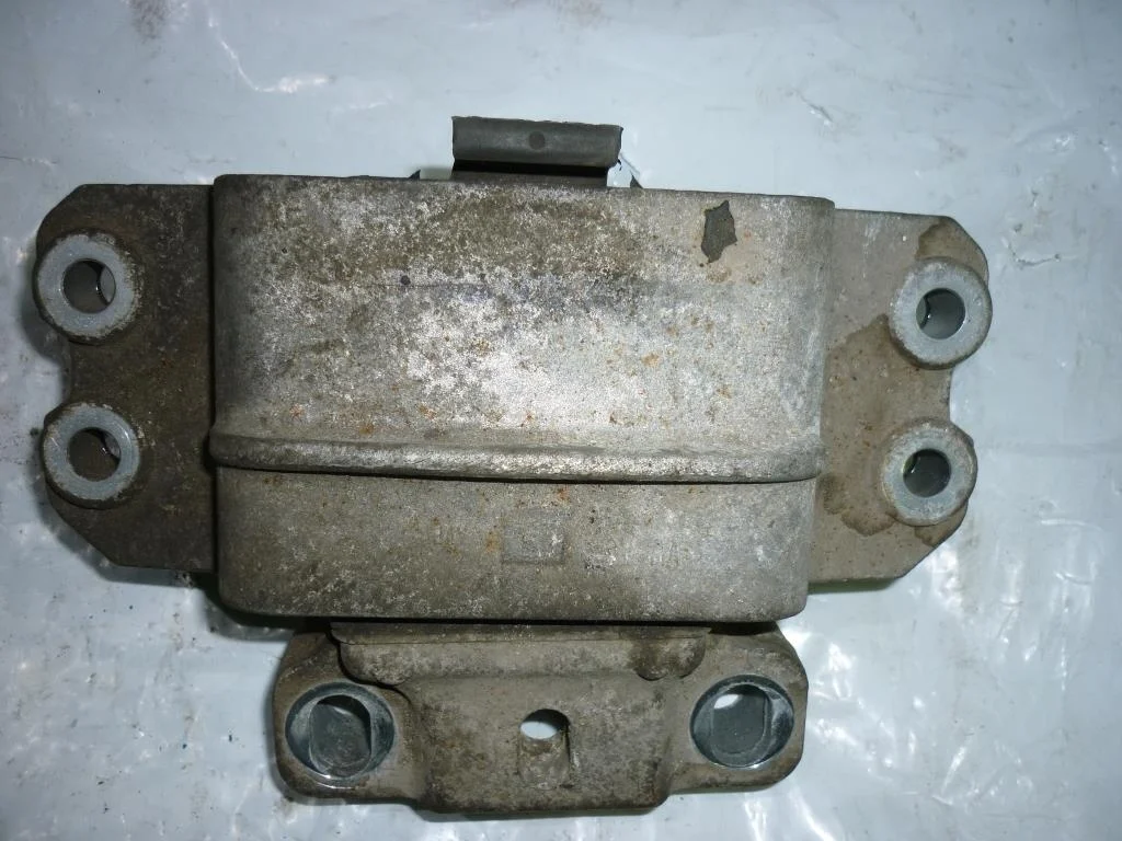 Опора КПП левая VW Golf V 2003-2009  [1K0199555Q]  1.6 8V в Вологде