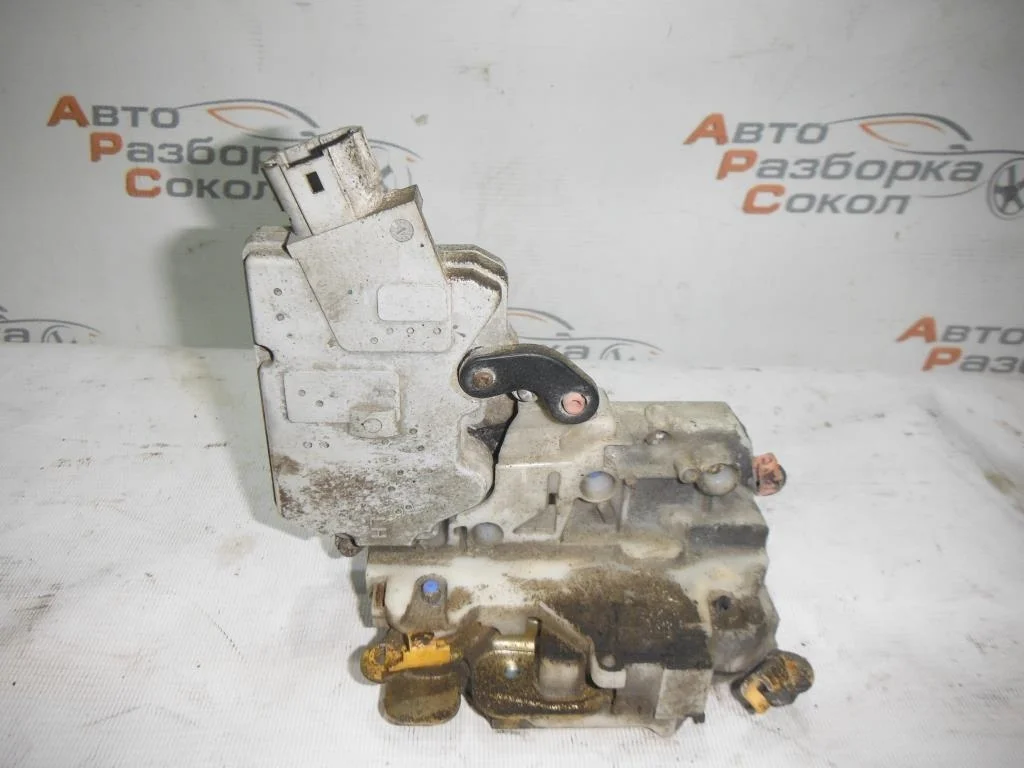 Замок двери передней левой Nissan Primera P11E 1996-2002  [805032F000]  в Вологде