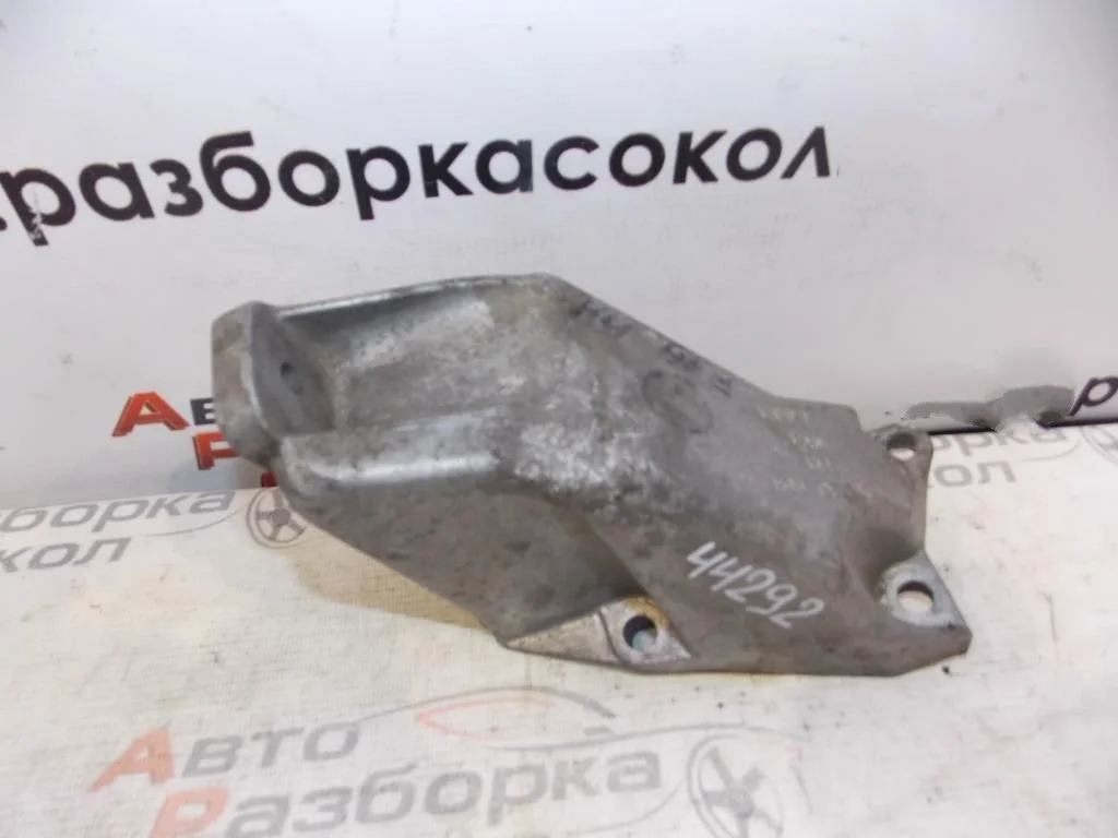Кронштейн двигателя левый VW Passat (B5) 1996-2000  [8D0199307L]  в Вологде