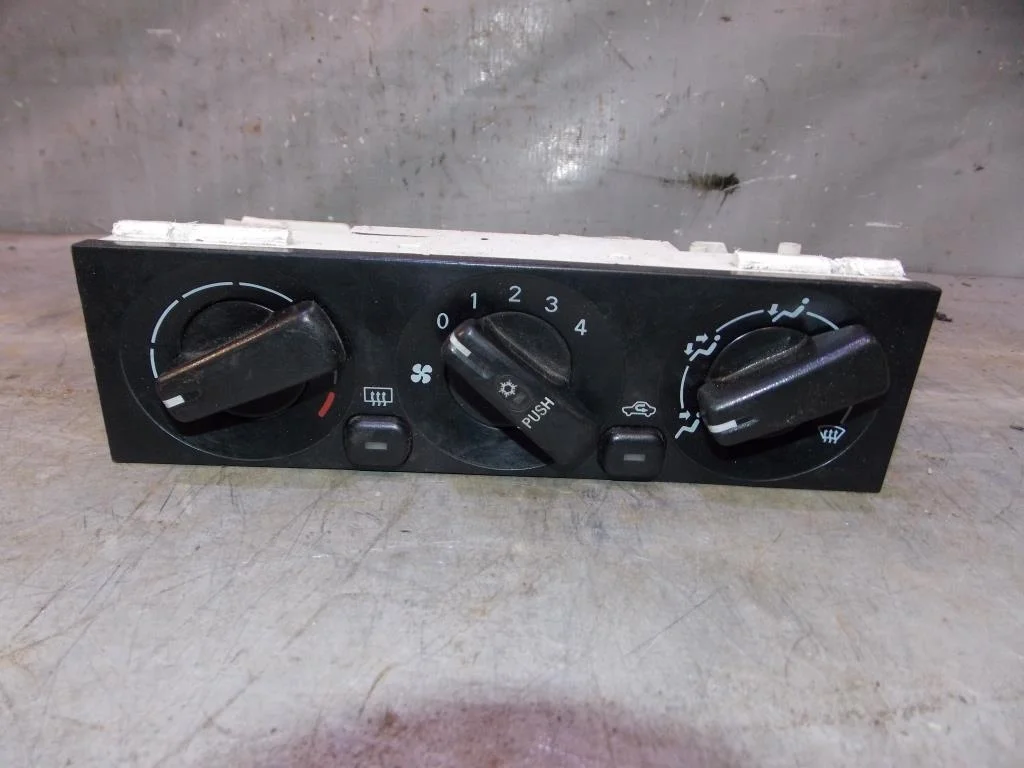 Блок управления печкой Mitsubishi Carisma (DA) 2000-2003  [MR500529]  1.6 4G92 в Вологде