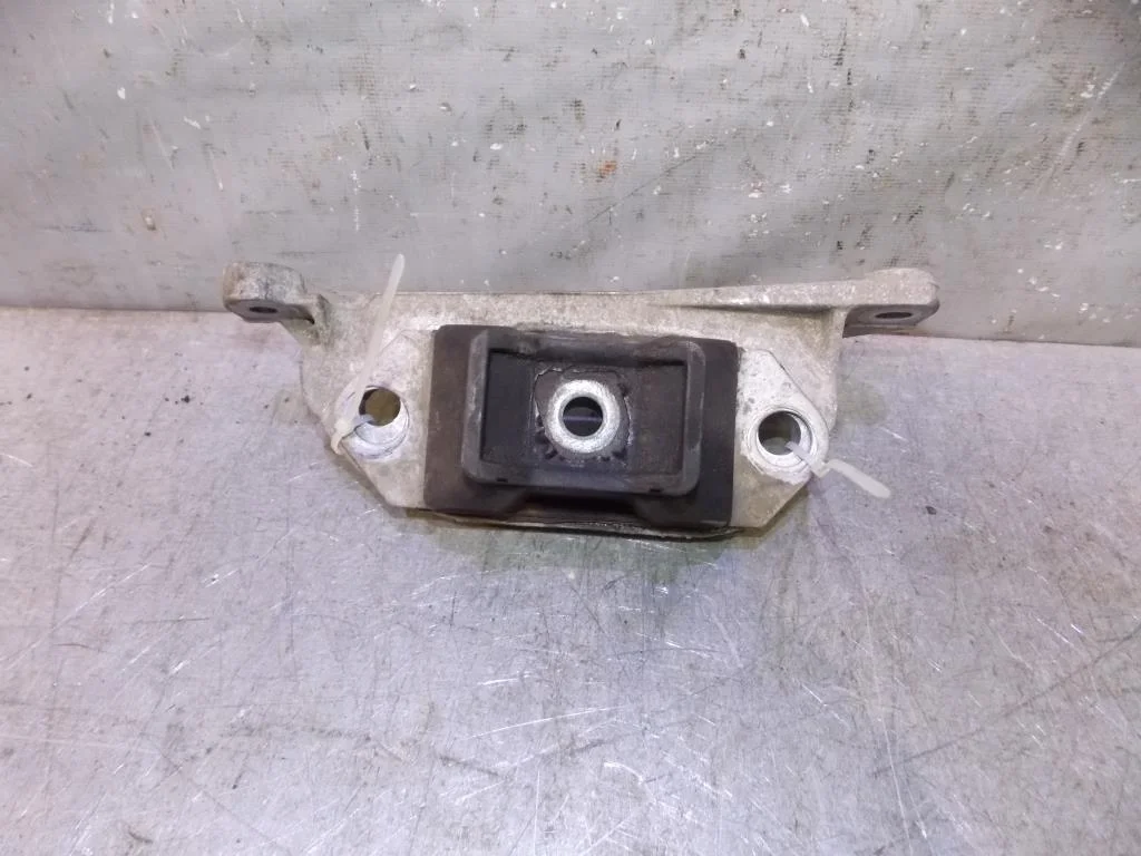 Кронштейн опоры КПП Renault Logan 2005-2014  [8200216113]  1.4 K7J 710 в Вологде