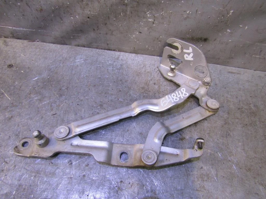 Петля крышки багажника VW Passat (B5+) 2000-2005  [3B5827301B]  1.8T 20V AWM в Вологде