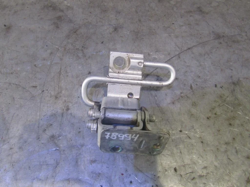 Петля двери задней левой нижняя VW Golf IV \Bora 1997-2005  [1J4833411C]  1.6 AKL в Вологде