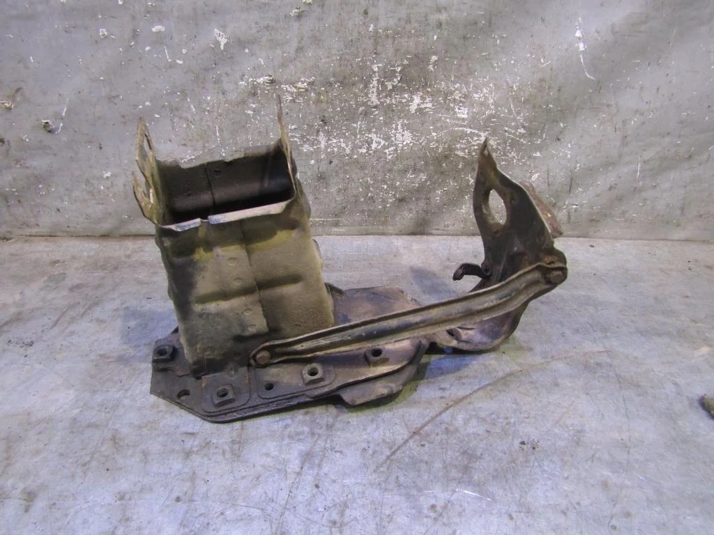 Кронштейн усилителя переднего бампера правый Mercedes Benz W203 2000-2006  [A2036202295]  2.0 M111.955 в Вологде