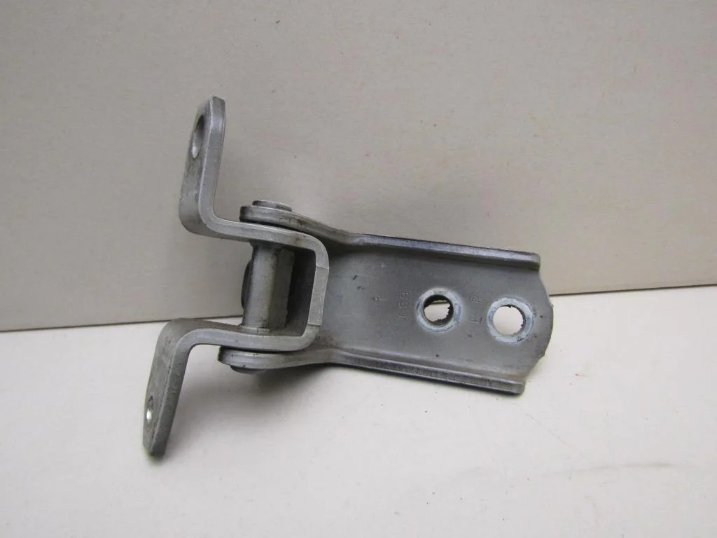 Петля двери передней Suzuki Grand Vitara 2006-2015  [69320-65J00]  2.0  J20A в Вологде