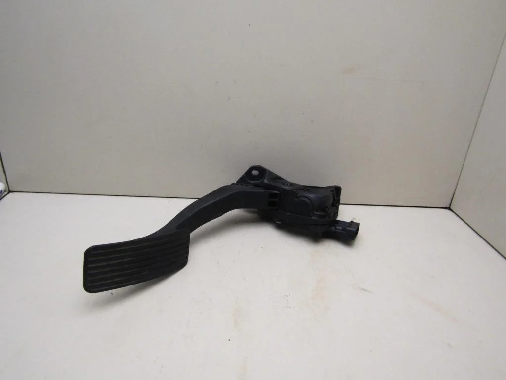 Педаль газа Opel Astra J 2010-2017  [13252704]  1.6 A16XER в Вологде