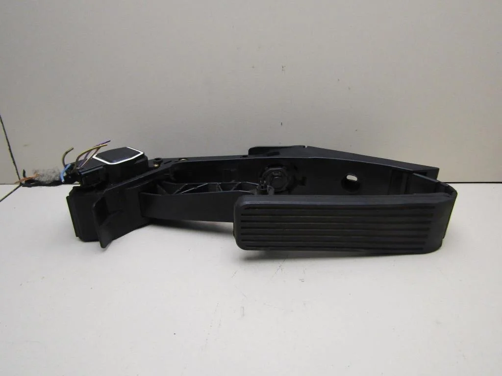 Педаль газа Mercedes Benz W221 2005-2013  [A2203000104]  3.2, 642.930 (2987 куб.см) 235H/P в Вологде