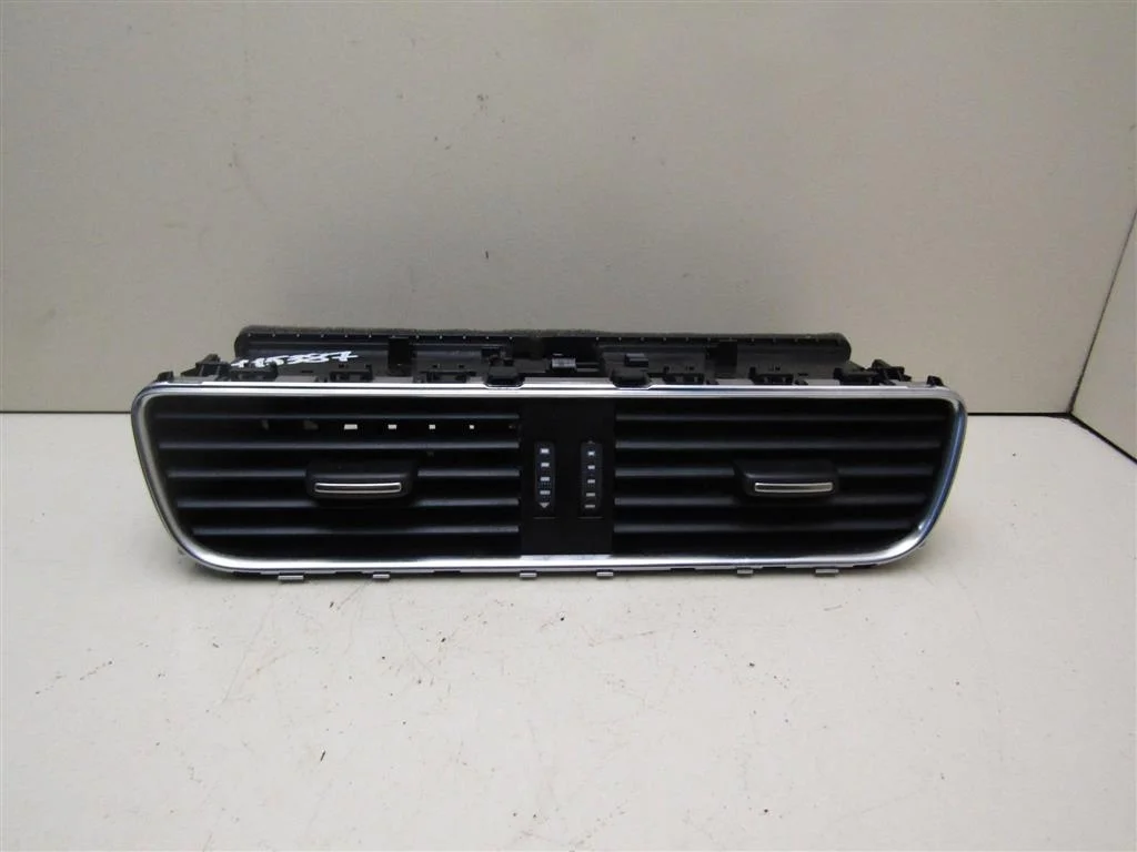 Дефлектор воздушный Audi A4 (B8) 2007-2015  [8T1820951BWVF]  2.7 CAM в Вологде