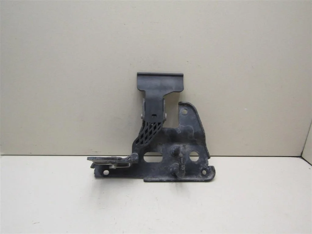 Крючок капота Audi A6 (C6,4F) 2005-2011  [4F0823480B]  3.0 BBJ в Вологде