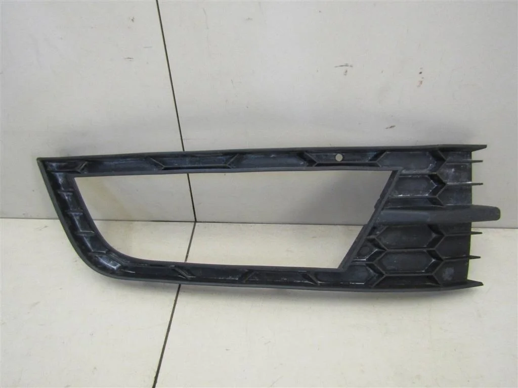 Решетка в бампер правая Skoda Octavia (A7) 2013-2020  [5E0807682]  в Вологде