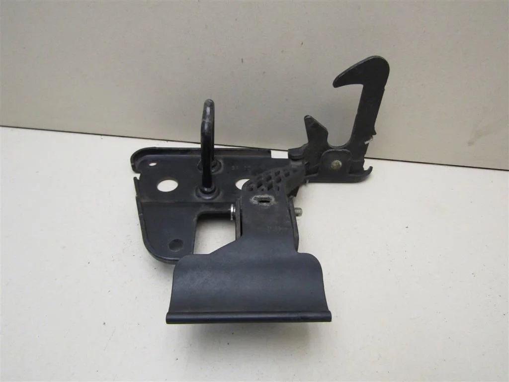 Крючок капота Audi A6 (C6,4F) 2005-2011  [4F0823480B]  3.2 AUK в Вологде