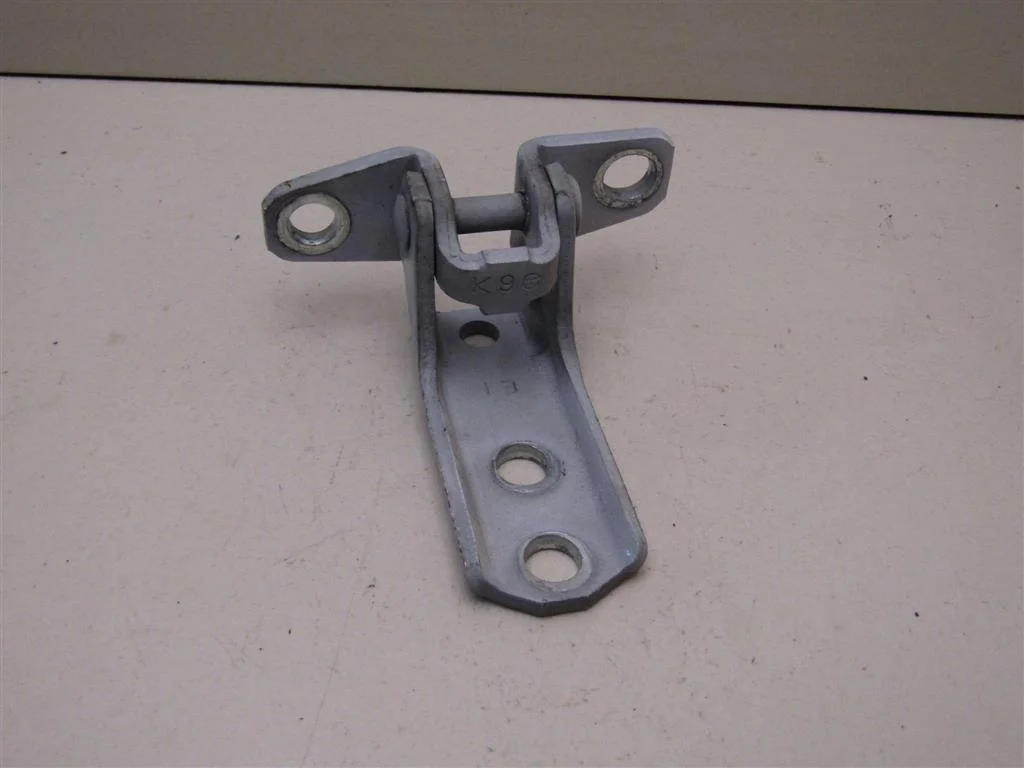 Петля двери Mitsubishi ASX 2010-2016  [5702A005]  1.8 16V 4B10 в Вологде