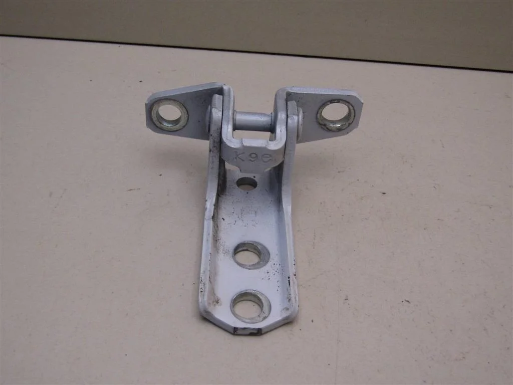 Петля двери Mitsubishi ASX 2010-2016  [5702A005]  1.8 16V 4B10 в Вологде