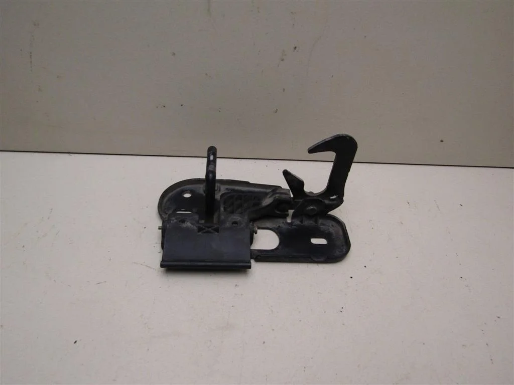 Крючок капота VW Passat (B6) 2005-2010  [3C0823480]  в Вологде