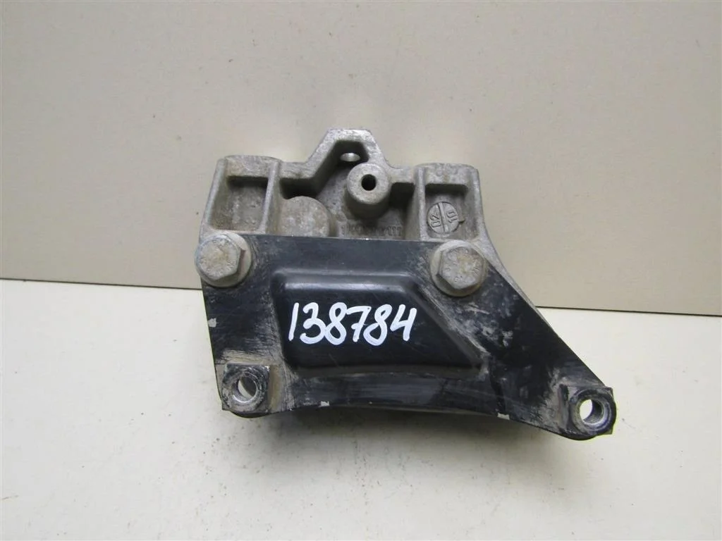 Кронштейн КПП Skoda Octavia (A5 1Z-) 2004-2013  [1K0199111E]  1.6 BSE в Вологде