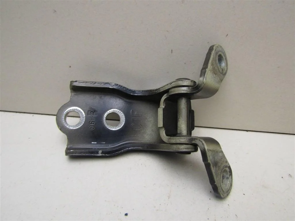 Петля двери передней Chevrolet Captiva (C100) 2006-2010  [96623865]  2.4 Z24SED в Вологде