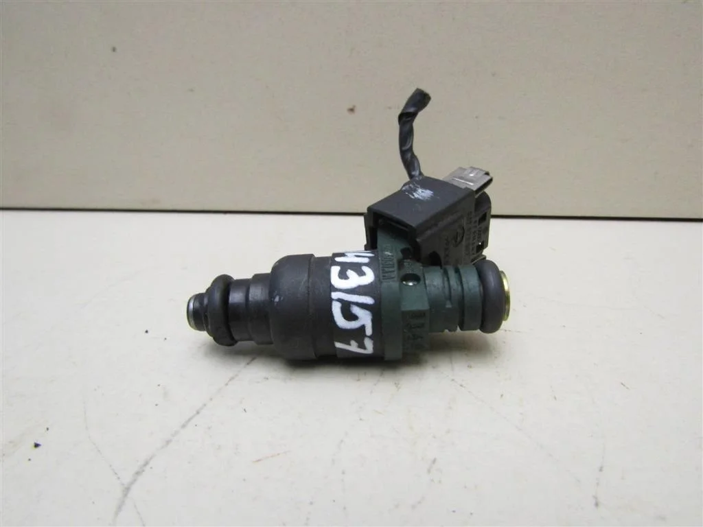 Форсунка инжекторная электрическая VW Golf IV \Bora 1997-2005  [037906031AA]  AEH,AKL,ADY,AEP в Вологде