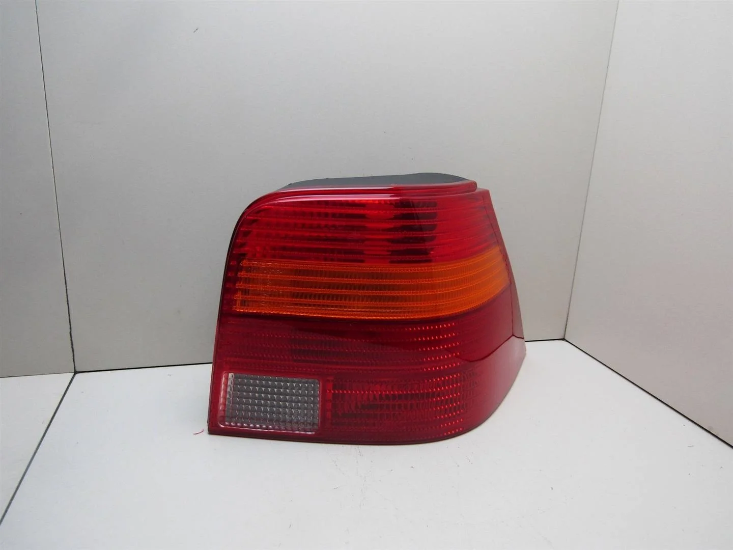 Фонарь задний правый VW Golf IV \Bora 1997-2005  [1J6945096R]  в Вологде