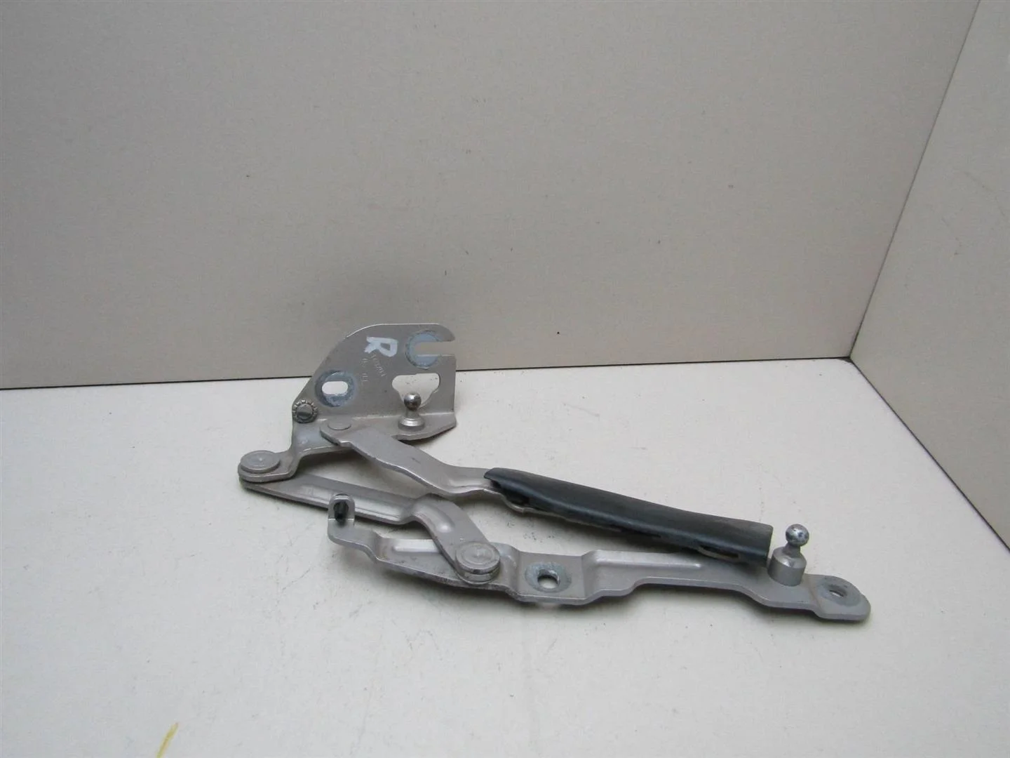 Петля крышки багажника Audi A4 (B5) 1994-2002  [3B5827302A]  1.8T AWM в Вологде